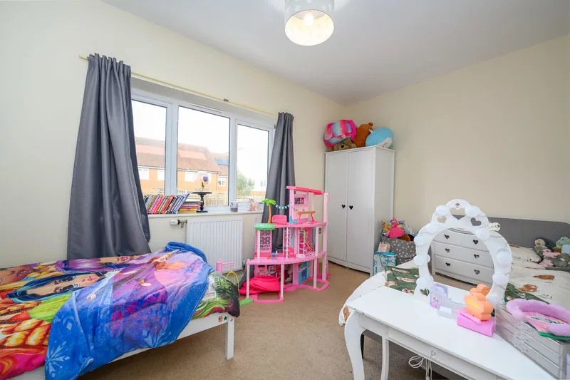 Longden Avenue, Row Town KT15 1EB, photo 7