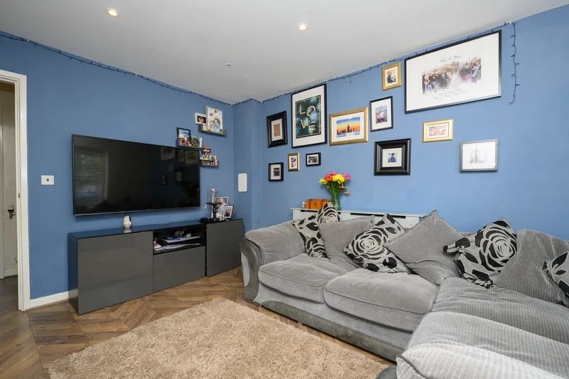 Longden Avenue, Row Town KT15 1EB, photo 3
