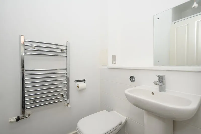 Longden Avenue, Row Town KT15 1EB, photo 9