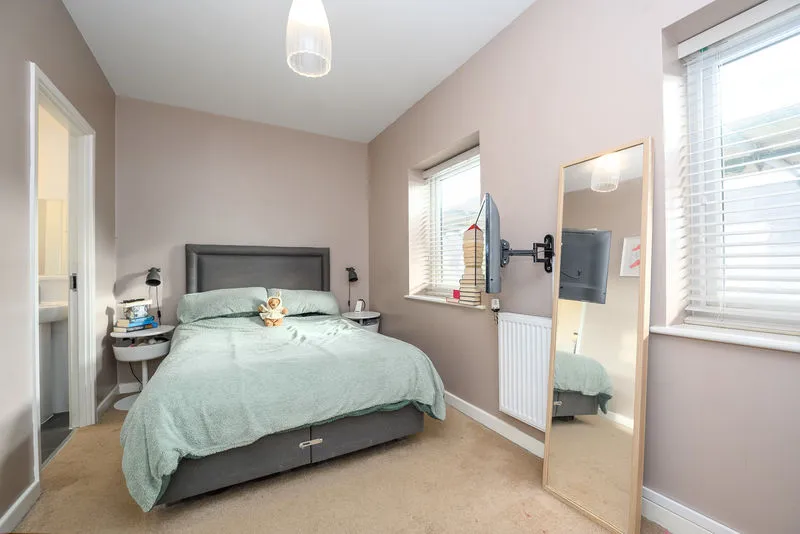 Longden Avenue, Row Town KT15 1EB, photo 6