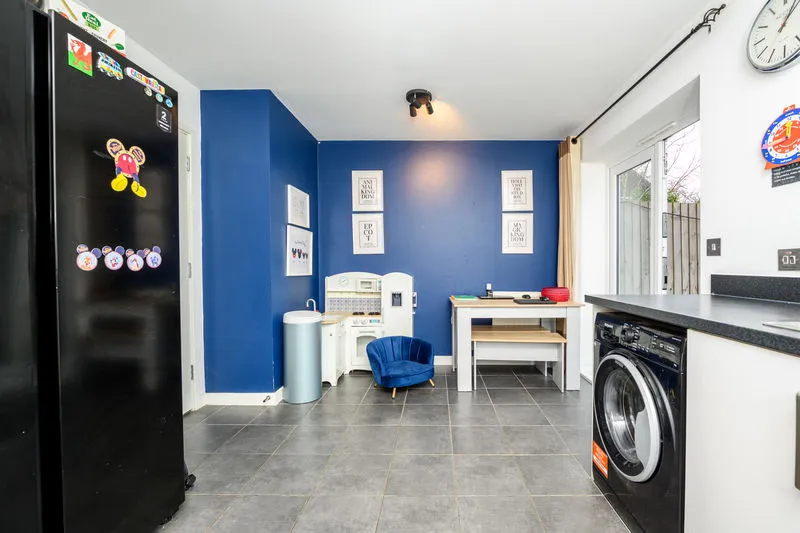 Longden Avenue, Row Town KT15 1EB, photo 4