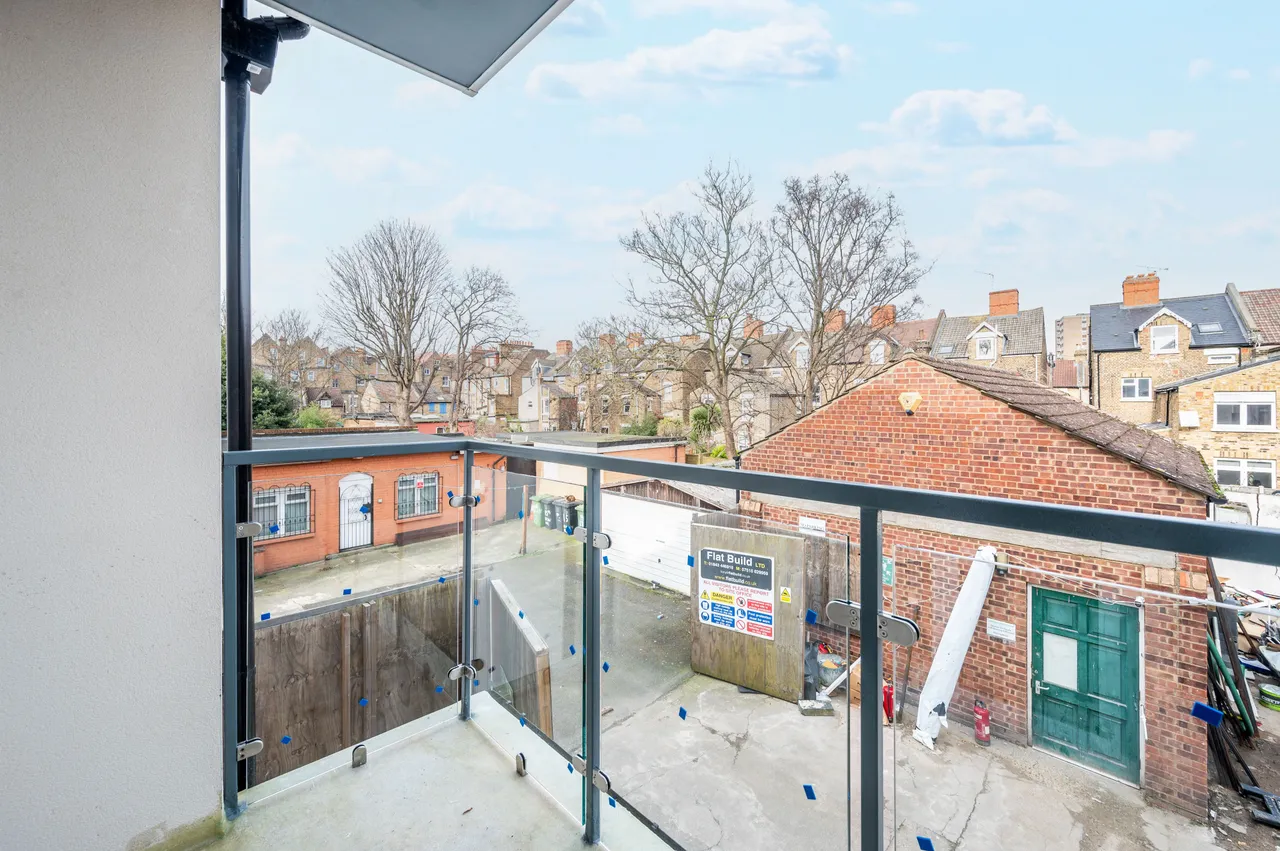 2 bed flat to rent — Flat 3 Priory House, 19-21 Brownhill Road, London
