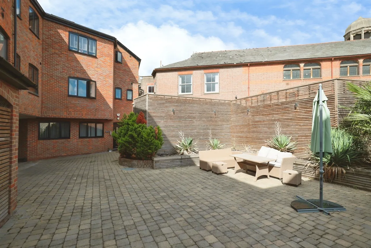 2 bed flat for sale, Sills Yard, The Broadway, HP5