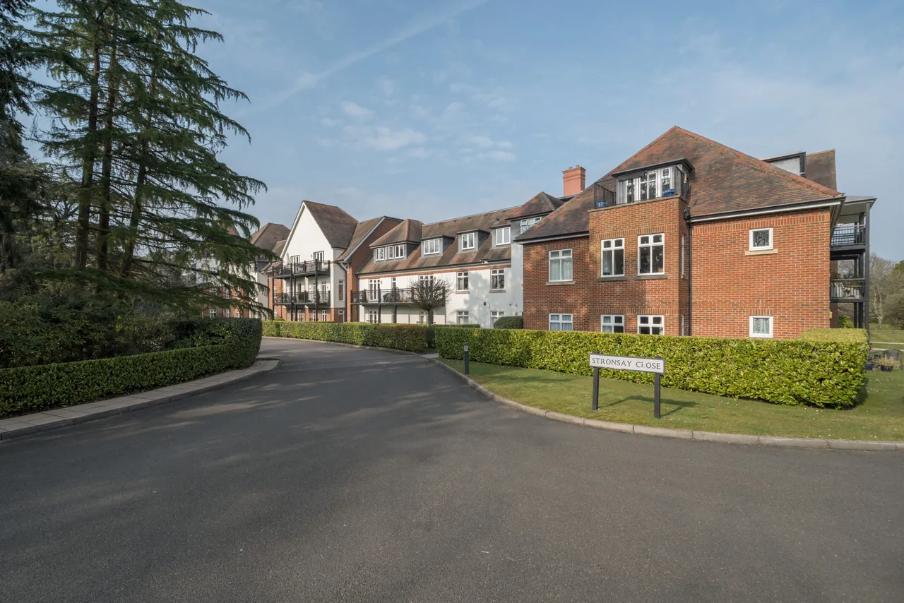2 bed flat to rent, Beacon Crescent, Hindhead, GU26