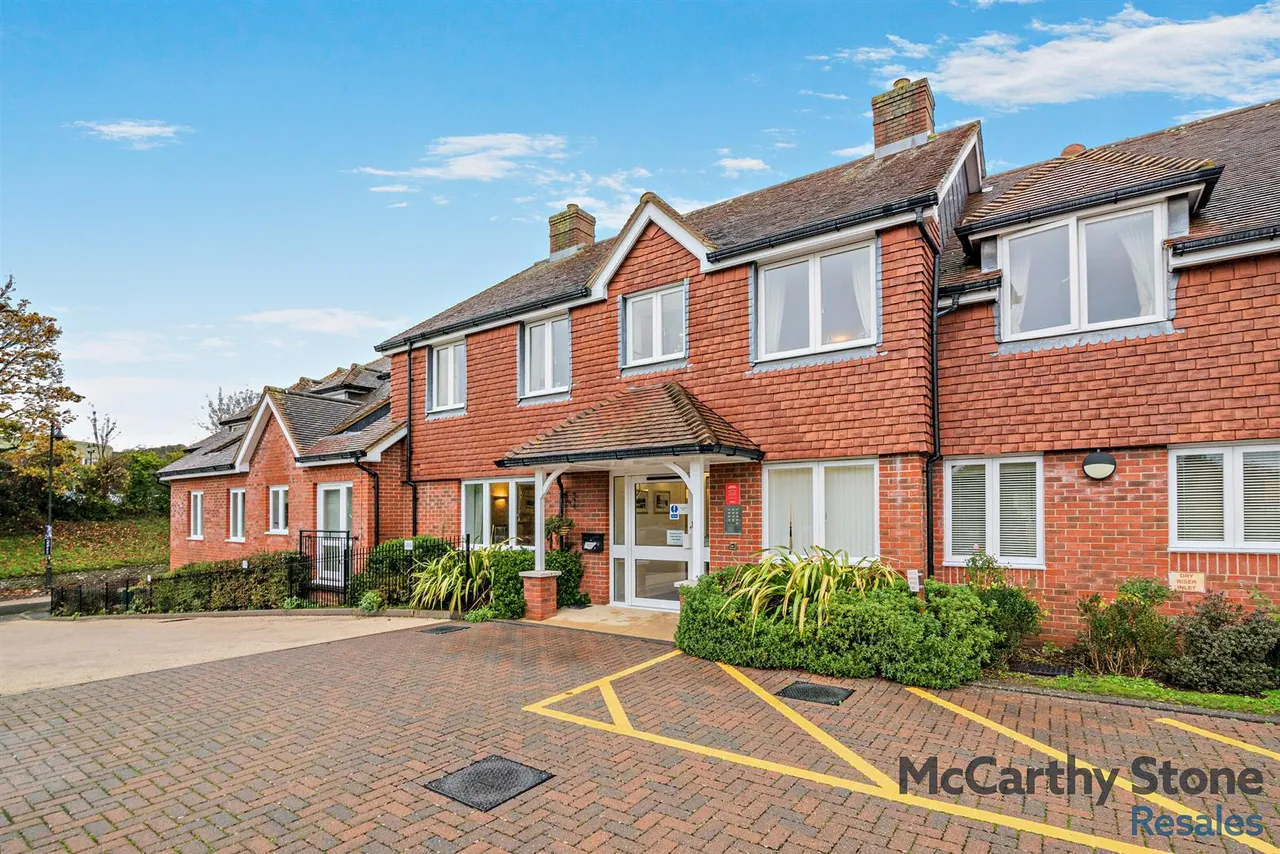 1 bed flat for sale, Station Road, Petworth, GU28