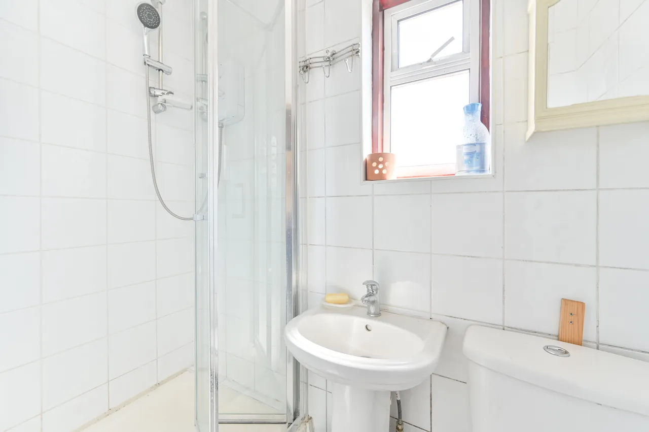 51 Woodside Close, Wembley, photo 6