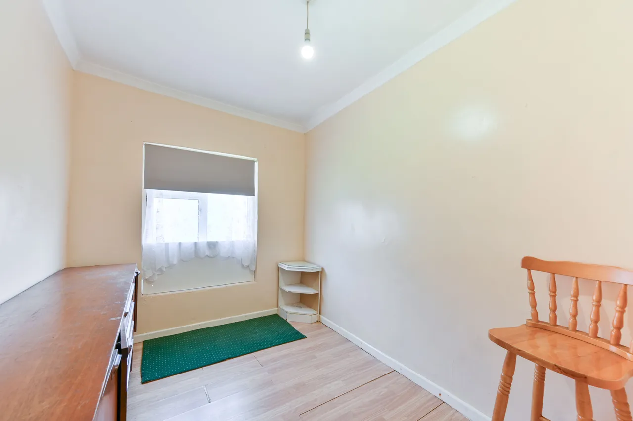 51 Woodside Close, Wembley, photo 10