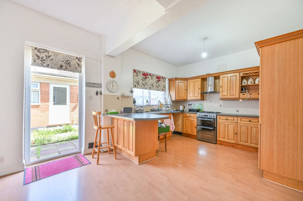 51 Woodside Close, Wembley, photo 3