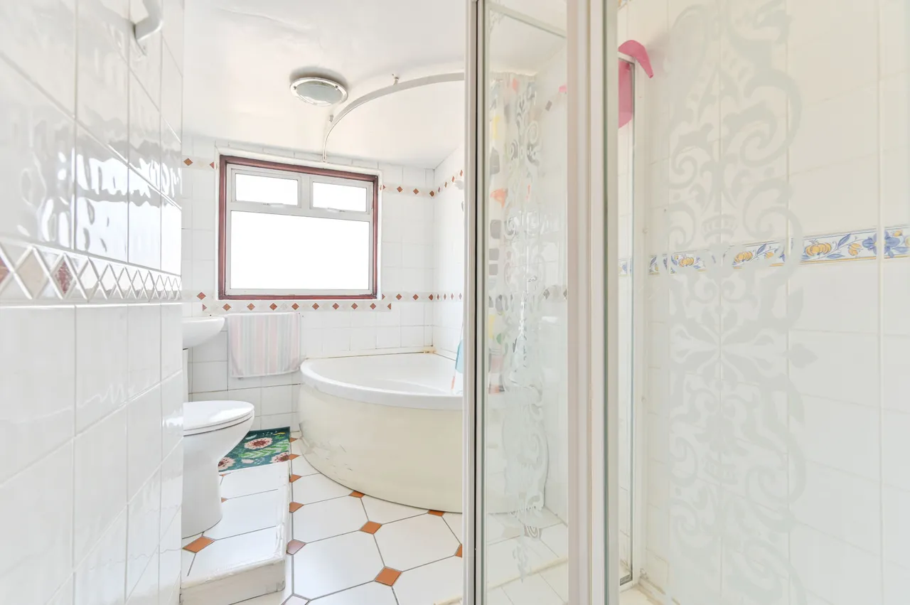 51 Woodside Close, Wembley, photo 8