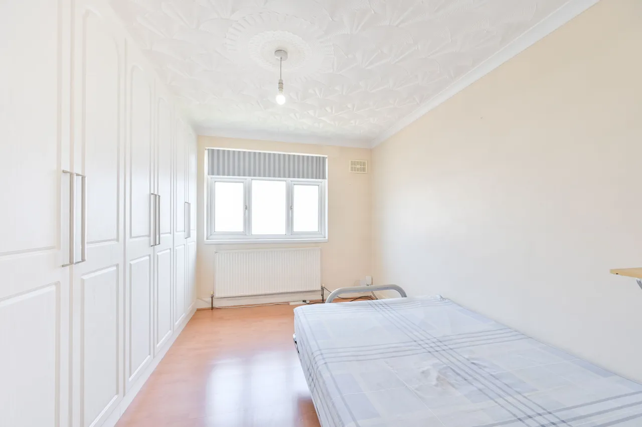 51 Woodside Close, Wembley, photo 11