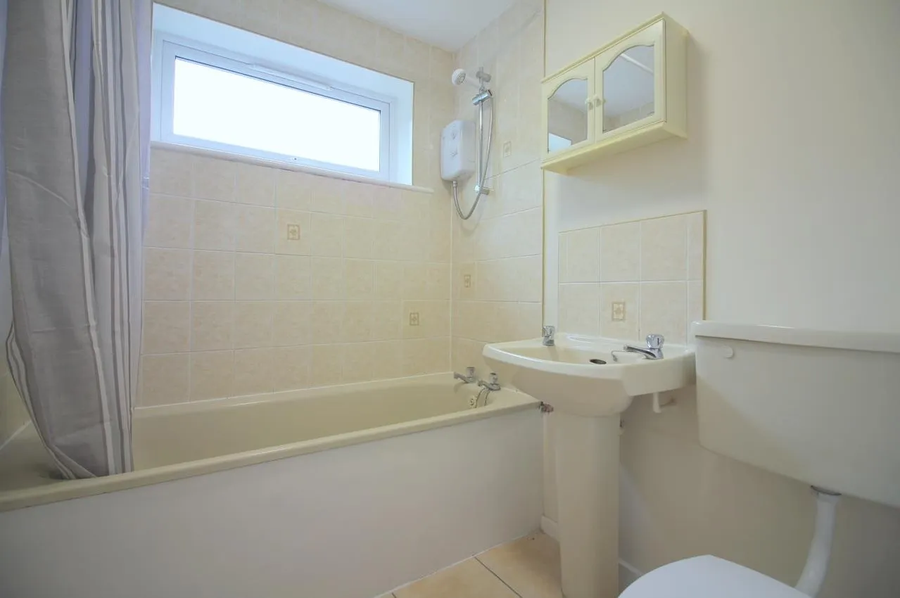 Aylsham Drive, Ickenham, UB10, photo 4