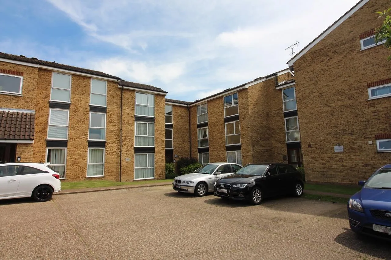 Aylsham Drive, Ickenham, UB10, photo 5