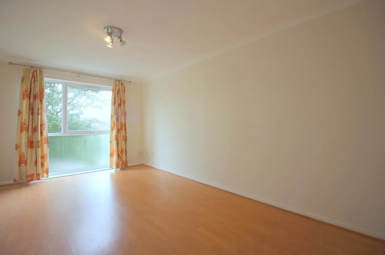 Aylsham Drive, Ickenham, UB10, photo 2