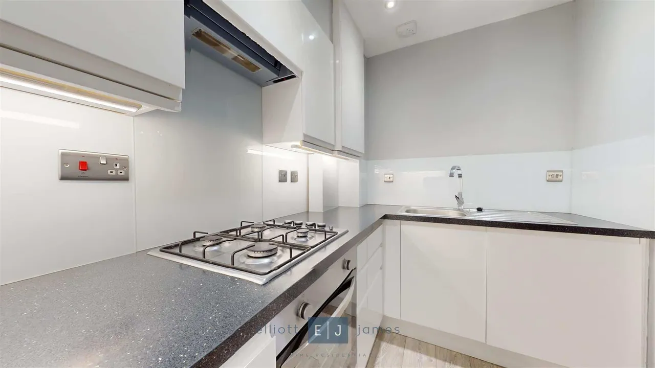 High Road, Woodford Green, IG8, photo 9