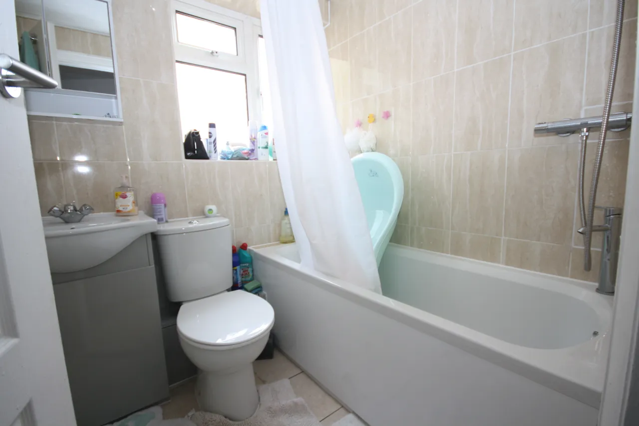 Eastcote Lane, Northolt, UB5, photo 6