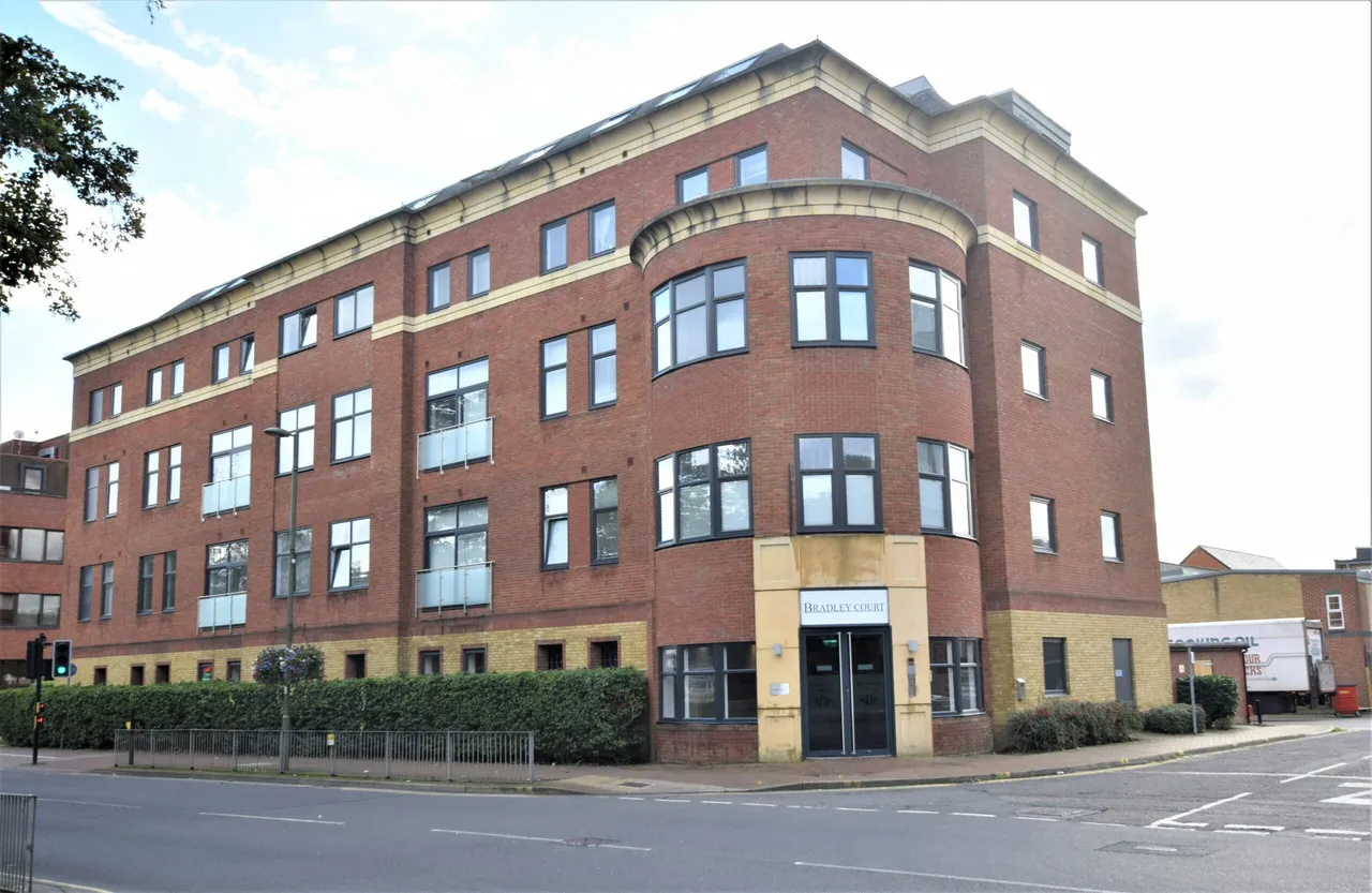 2 bed flat to rent — Knoll Road, Camberley, Surrey, GU15 3BP
