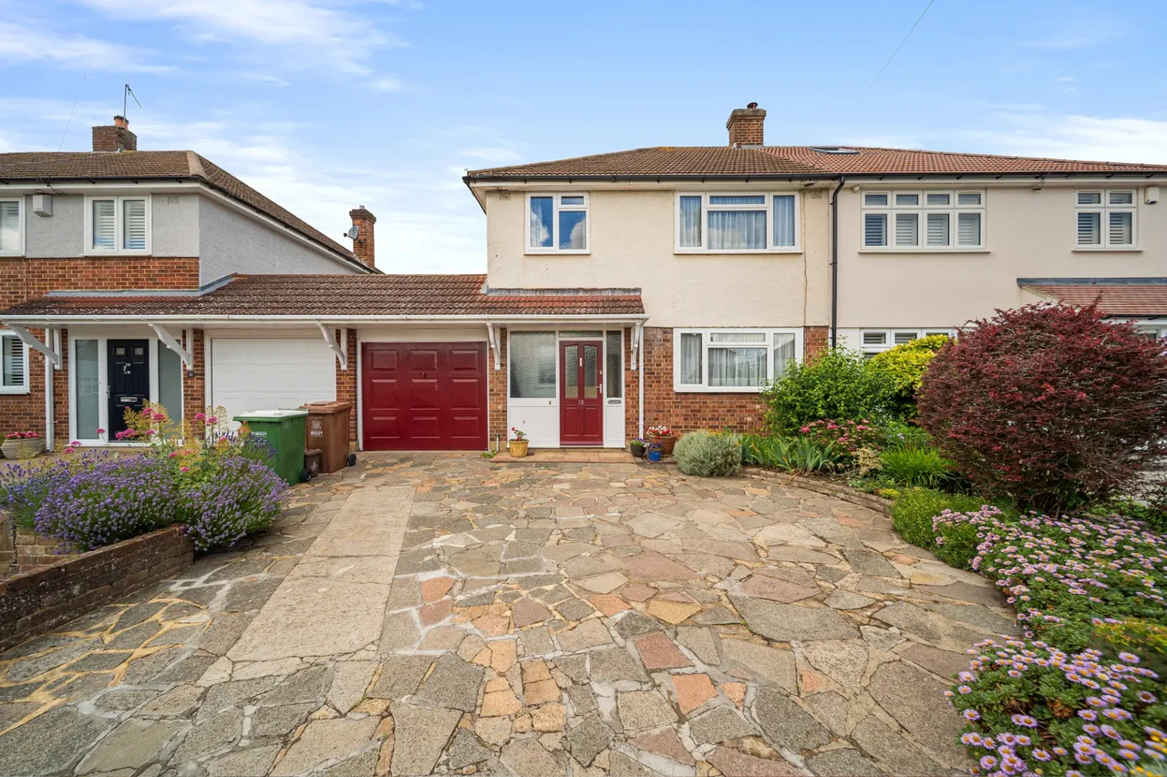 3 bed property for sale — Hurst Springs, Bexley, DA5 3JZ