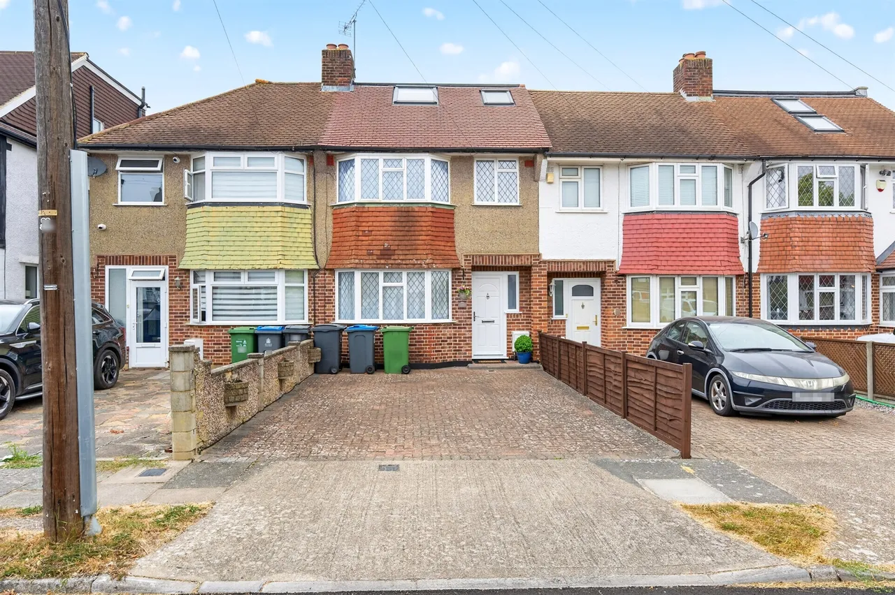 3 bed house for sale — Risborough Drive, Worcester Park