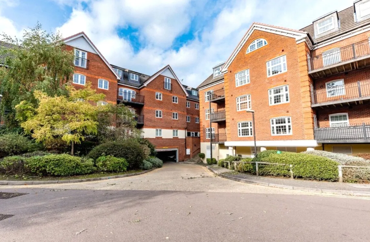 1 bed flat to rent — London Road, Camberley, Surrey, GU15 3JJ