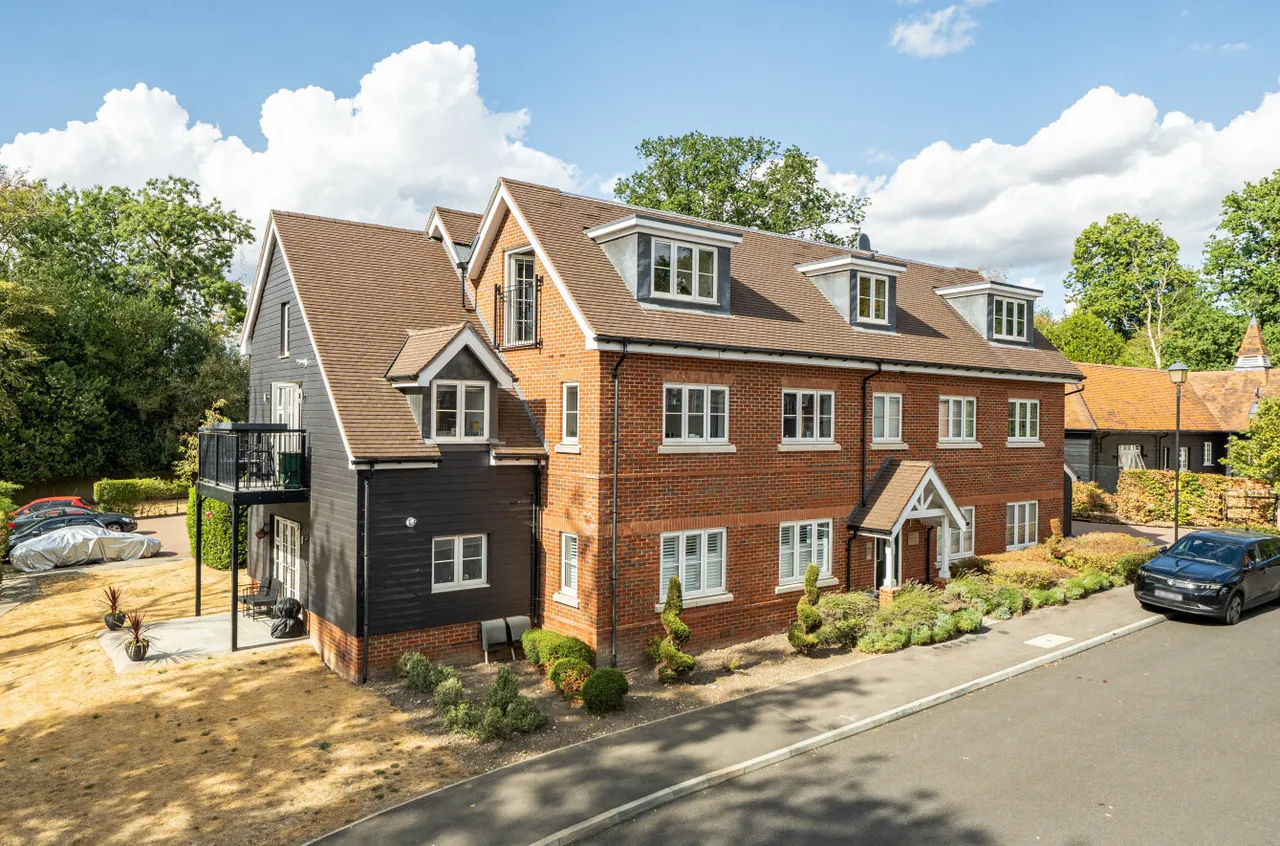 2 bed flat for sale — Bryan Gardens, Binfield, Bracknell, Berkshire, RG42 4JQ