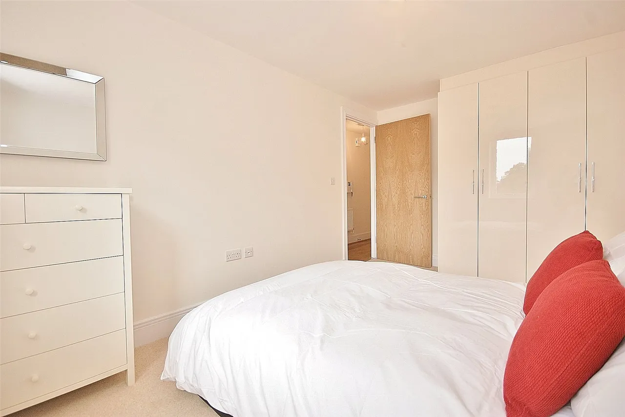 Chiswick High Road, London, W4, photo 6