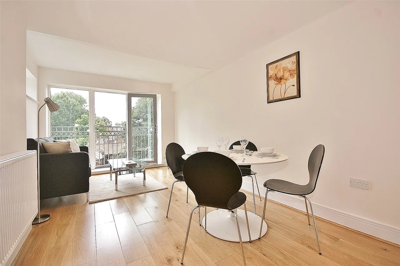 Chiswick High Road, London, W4, photo 5