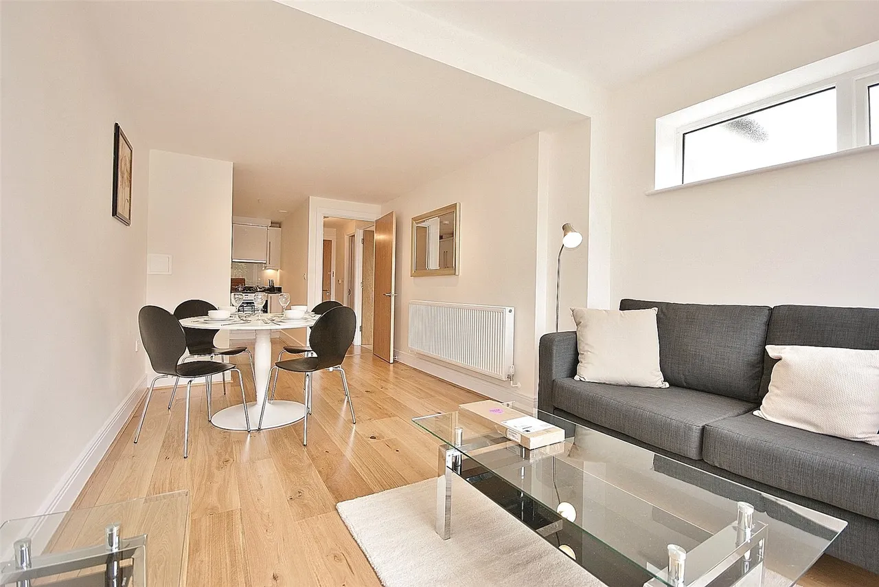 1 bed flat to rent, Chiswick High Road, London, W4
