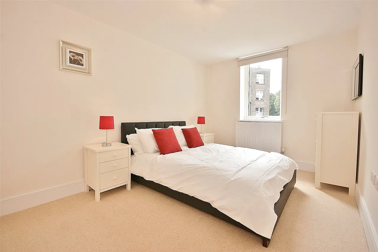 Chiswick High Road, London, W4, photo 3