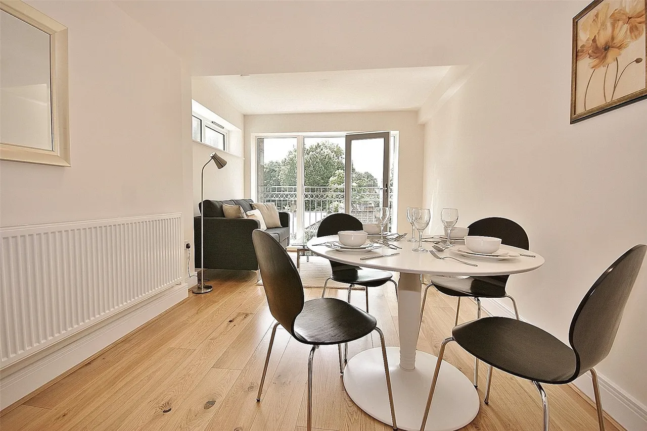 Chiswick High Road, London, W4, photo 4