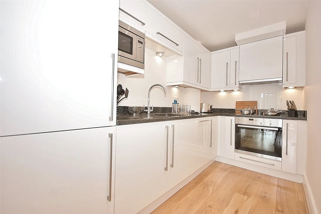 Chiswick High Road, London, W4, photo 2