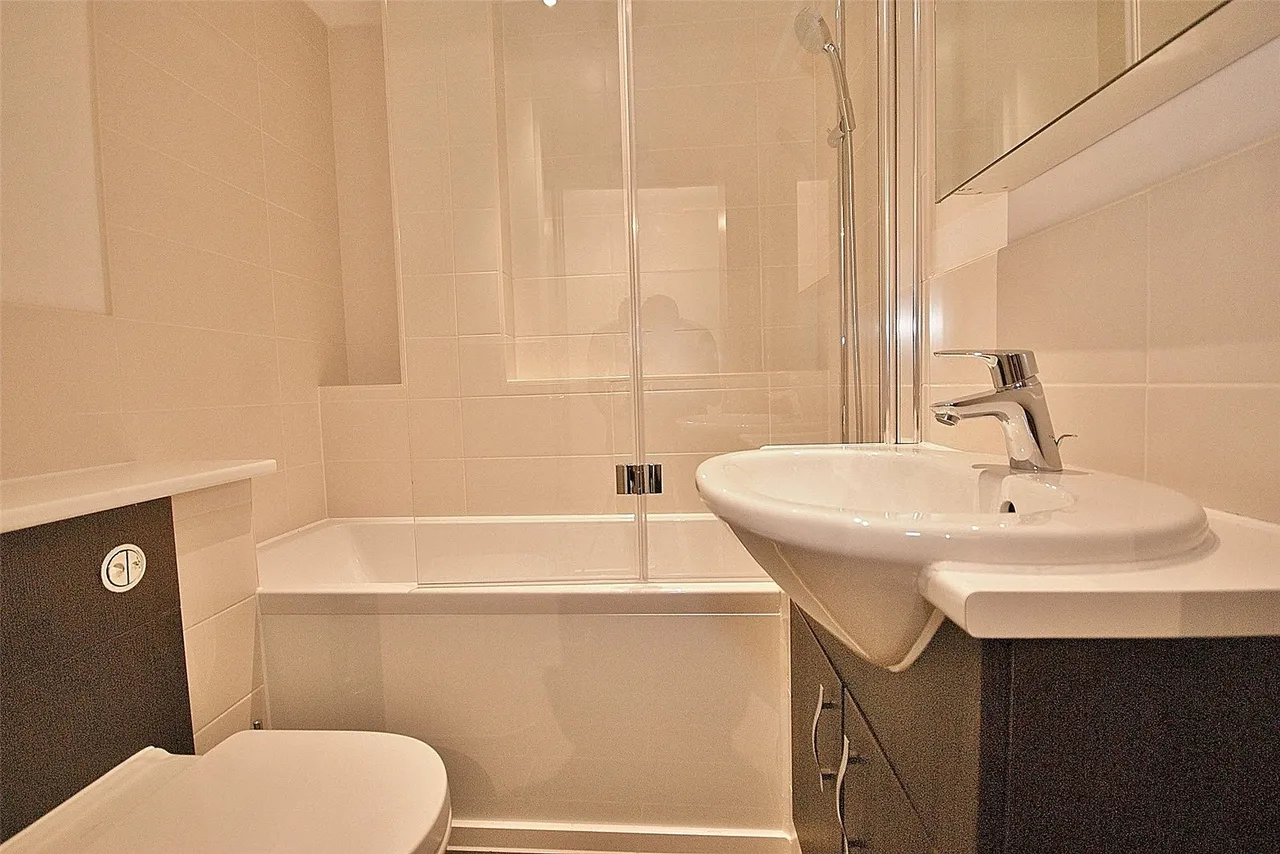 Chiswick High Road, London, W4, photo 7