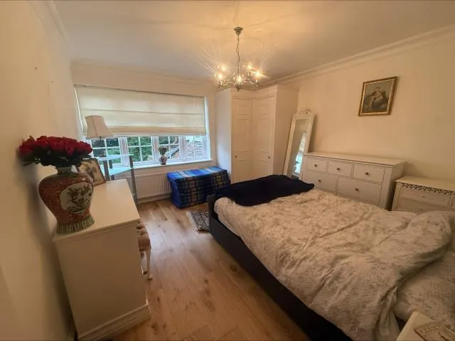 Ivy Drive, Lightwater, GU18, photo 3
