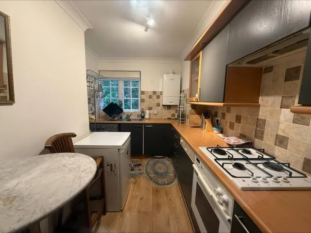Ivy Drive, Lightwater, GU18, photo 2