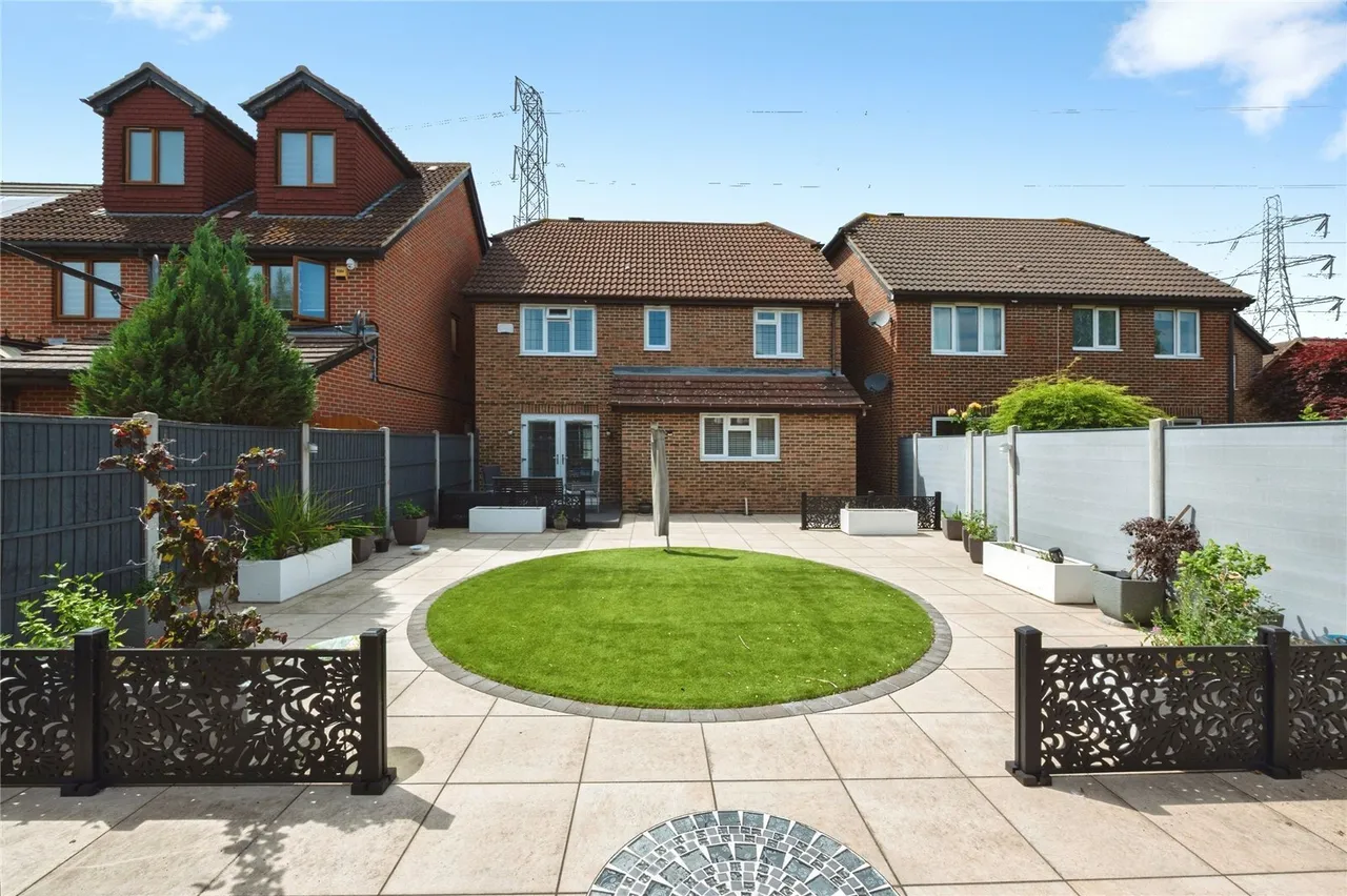 Fleming Road, GRAYS, Essex, RM16, photo 2