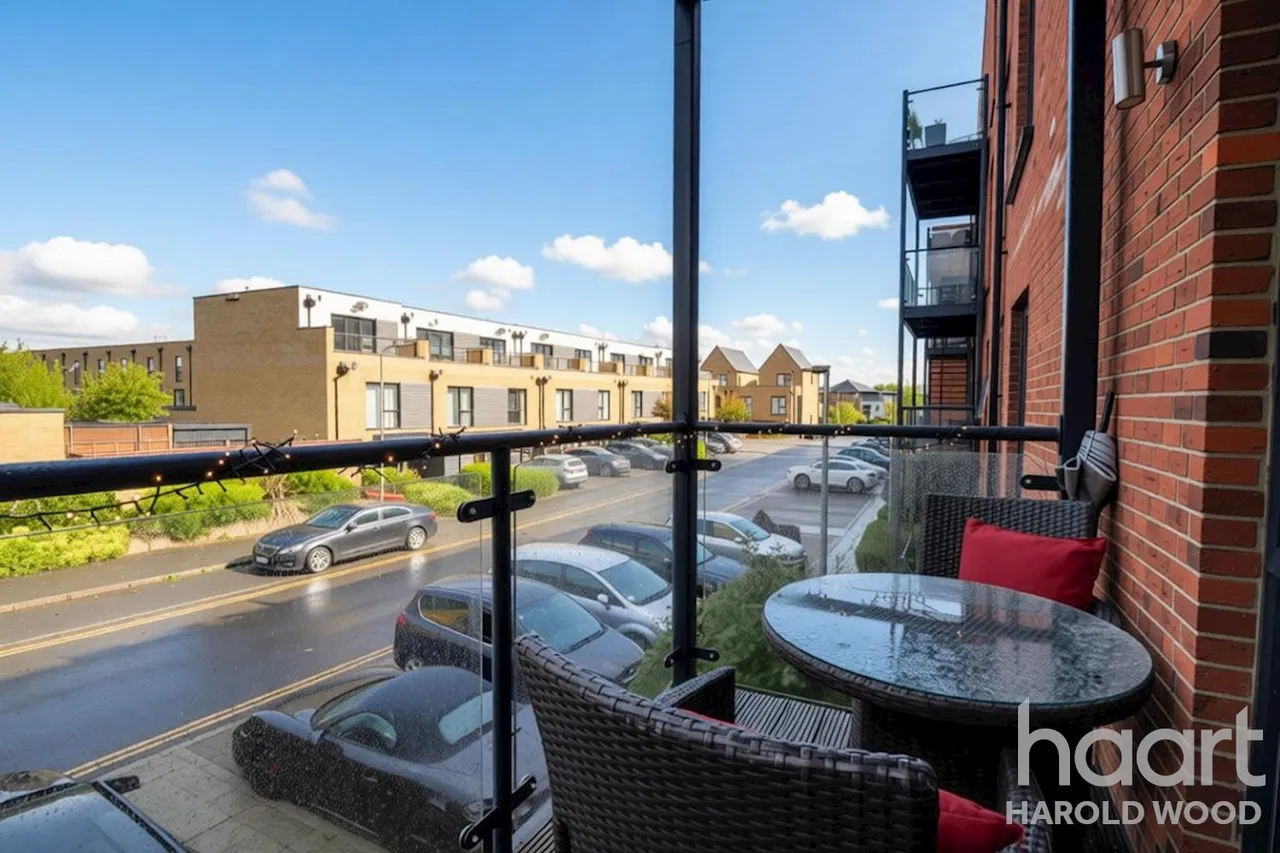 Safflower Lane, Romford, RM3, photo 10