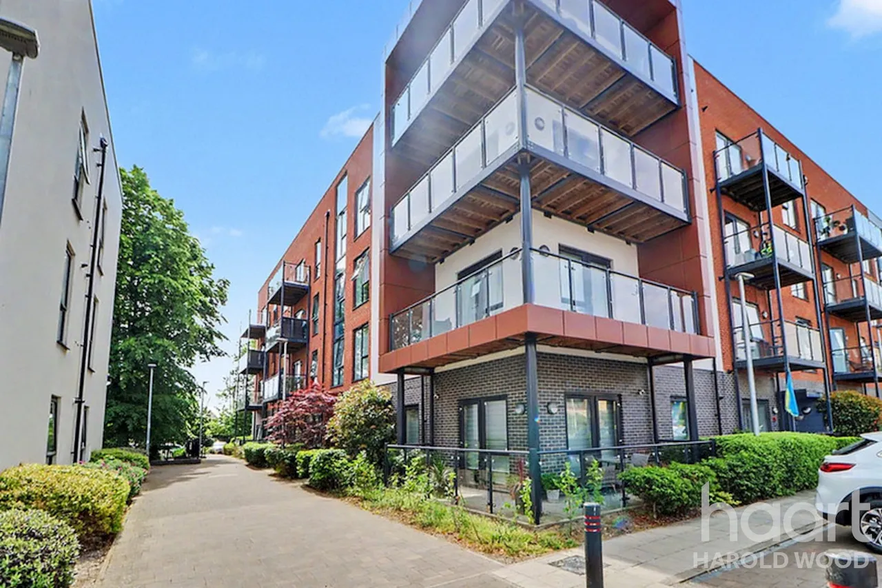 1 bed flat for sale, Safflower Lane, Romford, RM3