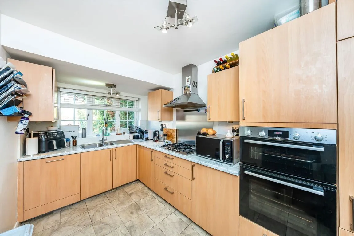Dresden Way, Weybridge, KT13, photo 3