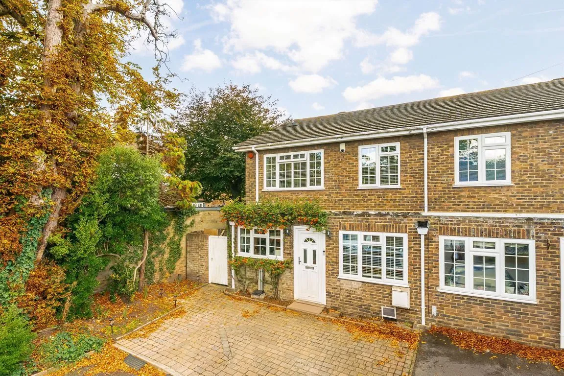 4 bed property for sale, Dresden Way, Weybridge, KT13