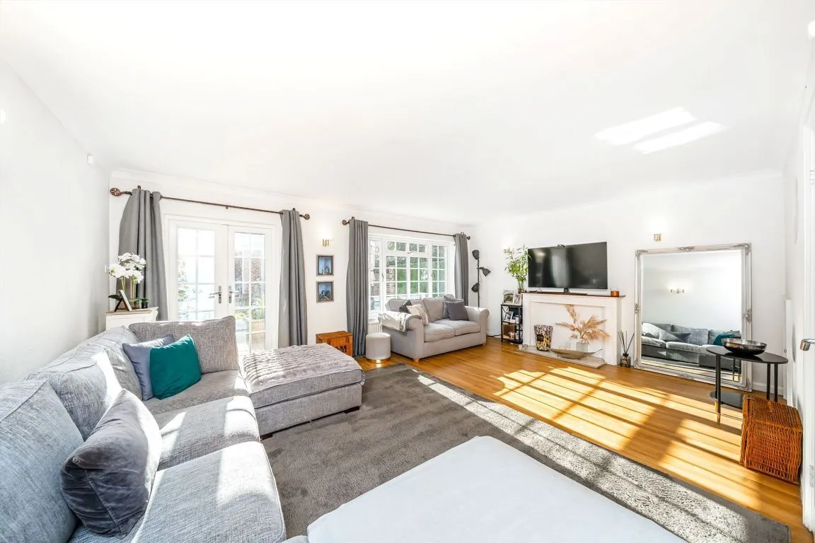 Dresden Way, Weybridge, KT13, photo 2