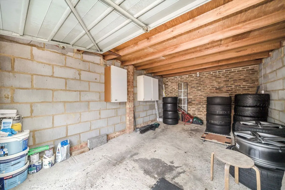 Dresden Way, Weybridge, KT13, photo 10