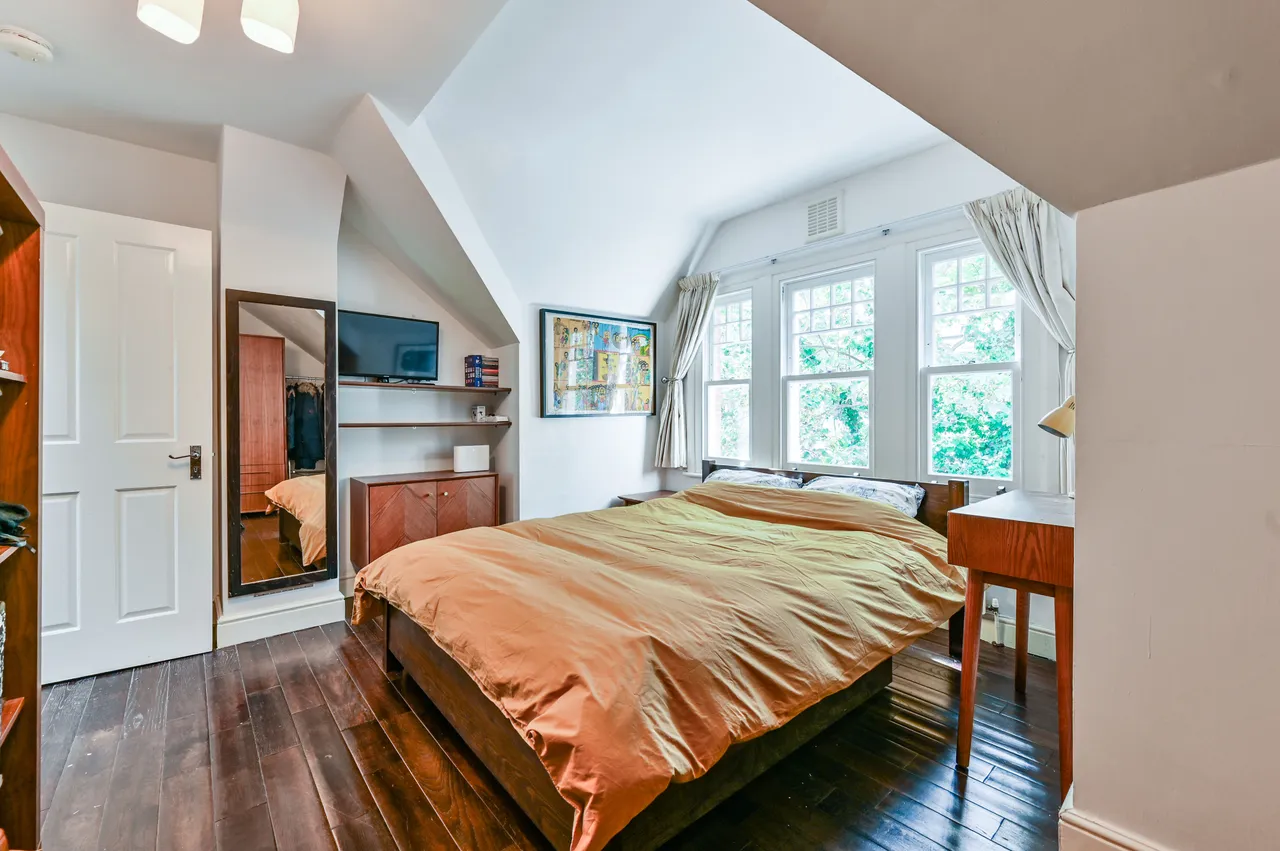 26c Mornington Grove, London, photo 4
