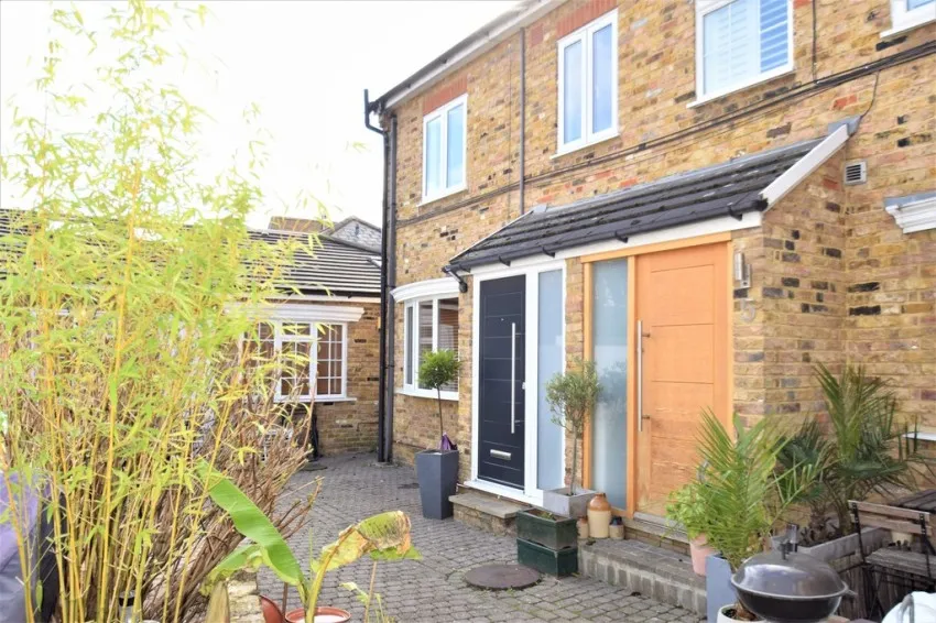 2 bed property to rent, Gresham Mews, W4