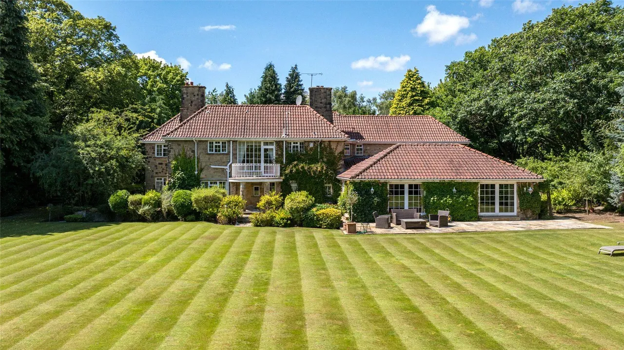 Manor House Lane, Alwoodley, LS17, photo 2