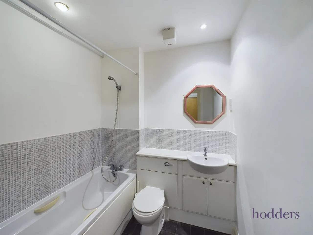 International Way, Sunbury-On-Thames, TW16, photo 3