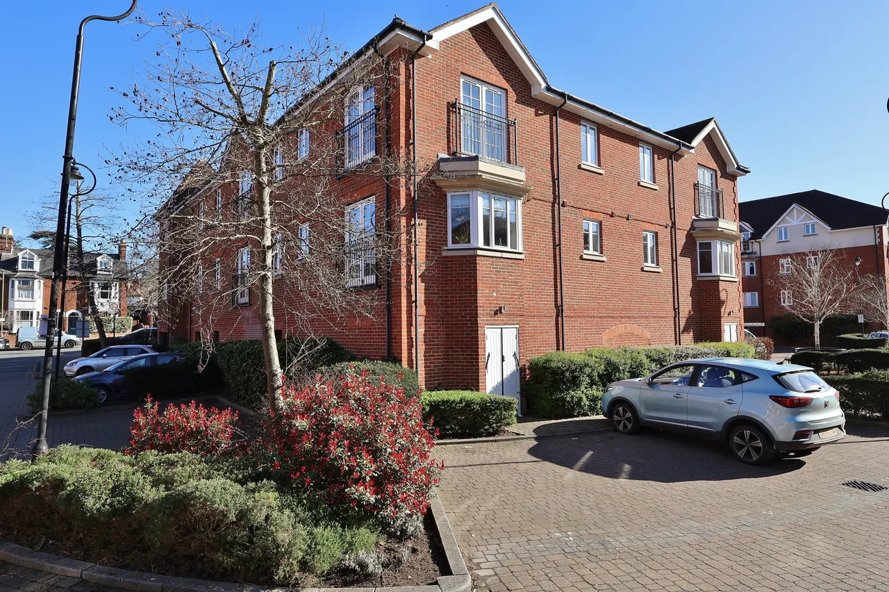 2 bed flat for sale — Peppermint Road, Hitchin