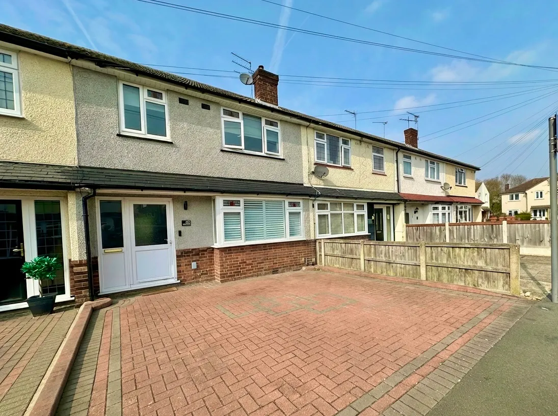 3 bed house for sale — Birkdale Avenue, Romford
