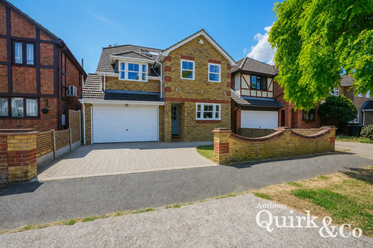5 bed property for sale, Papenburg Road, Canvey Island, SS8