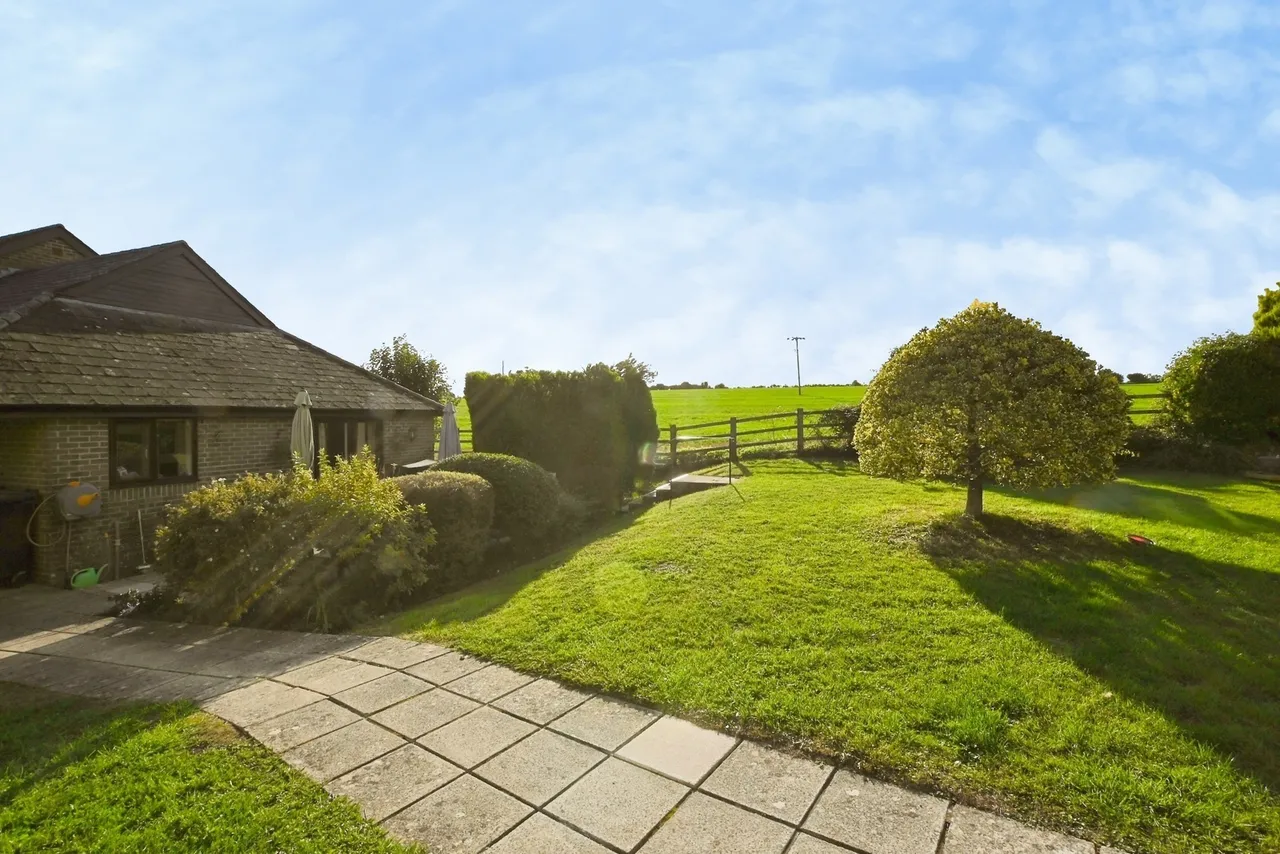 East Meon Road, Clanfield, PO8, photo 18