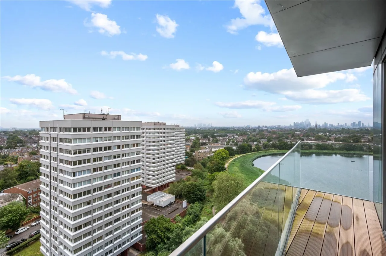 3 bed flat to rent, Newnton Close, Woodberry Down, N4
