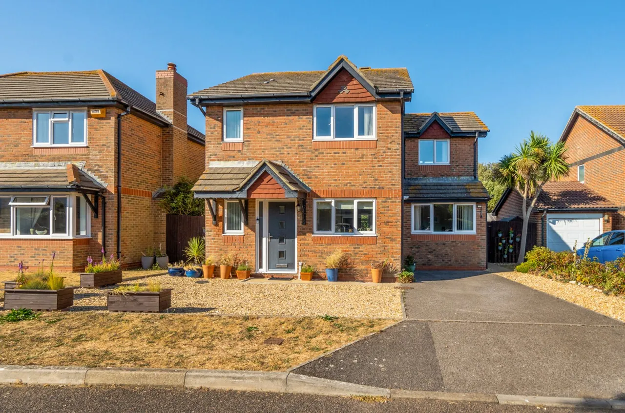 3 bed property for sale, Avebury Close, Bracklesham Bay, PO20